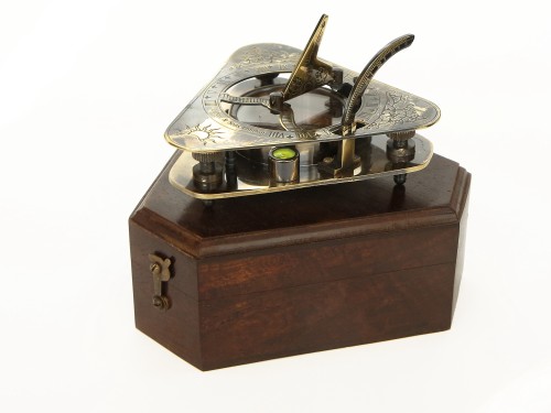 Морской компас в деревянном футляре