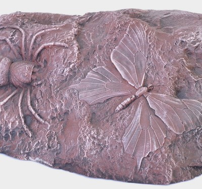 Декоративный камень с пауком и бабочкой малый