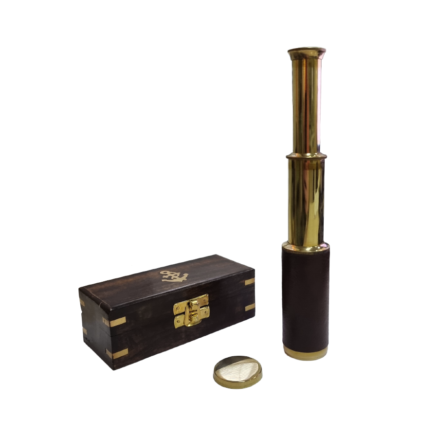 Подзорная труба в деревянном футляре