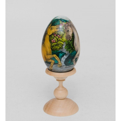 Декоративное яйцо "Лошади у водопада"