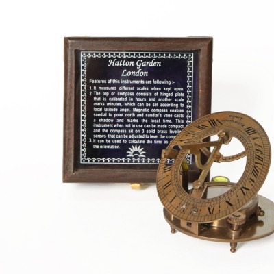 Морской компас в деревянном футляре