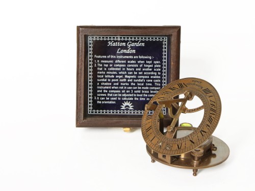 Морской компас в деревянном футляре