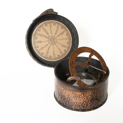 Морской компас в кожаном футляре