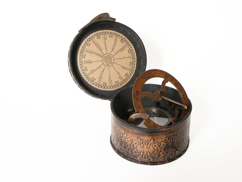 Морской компас в кожаном футляре