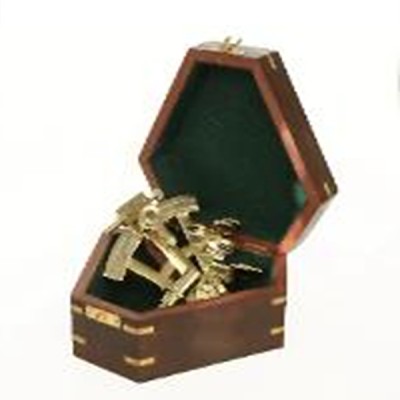 Морской секстант в деревянном футляре