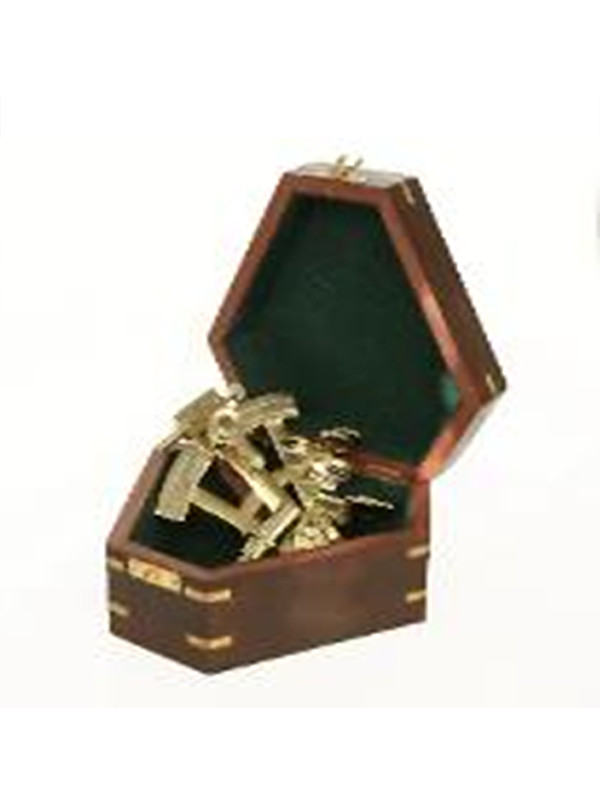 Морской секстант в деревянном футляре