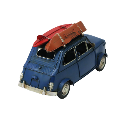 Ретро-автомобиль 60-е гг.  XX в. с лодкой на багажнике