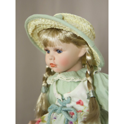 Кукла фарфоровая 12' на подставке