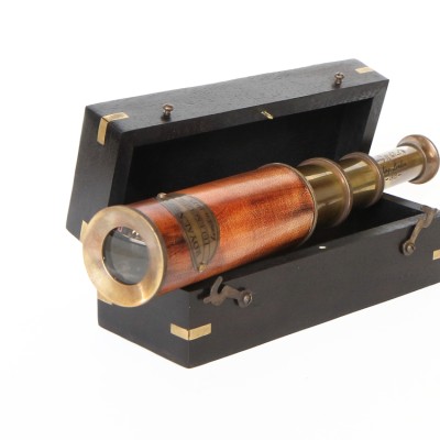 Подзорная труба в деревянном футляре