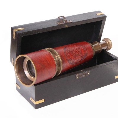Подзорная труба в деревянном футляре