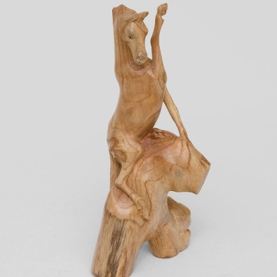 Статуэтка "Лошадь на скале"         