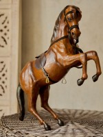 Лошадь на 2-х ногах на дыбах папье-маше натуральная кожа h-44 см