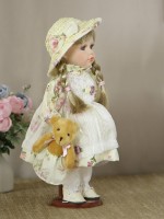 Кукла фарфоровая 12' на подставке