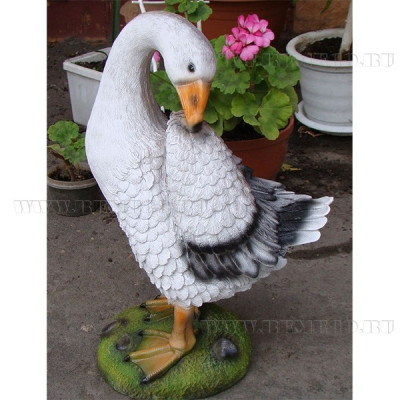 Декоративная садовая фигурка "Гусь-чистюля"