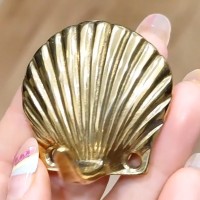 Латунный крючок "Ракушка"