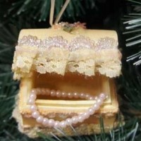 Елочное украшение "Шкатулка с жемчугами"