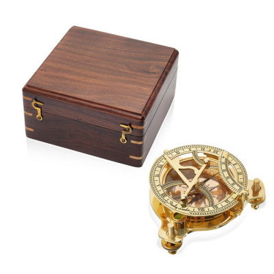 Морской компас в деревянном футляре