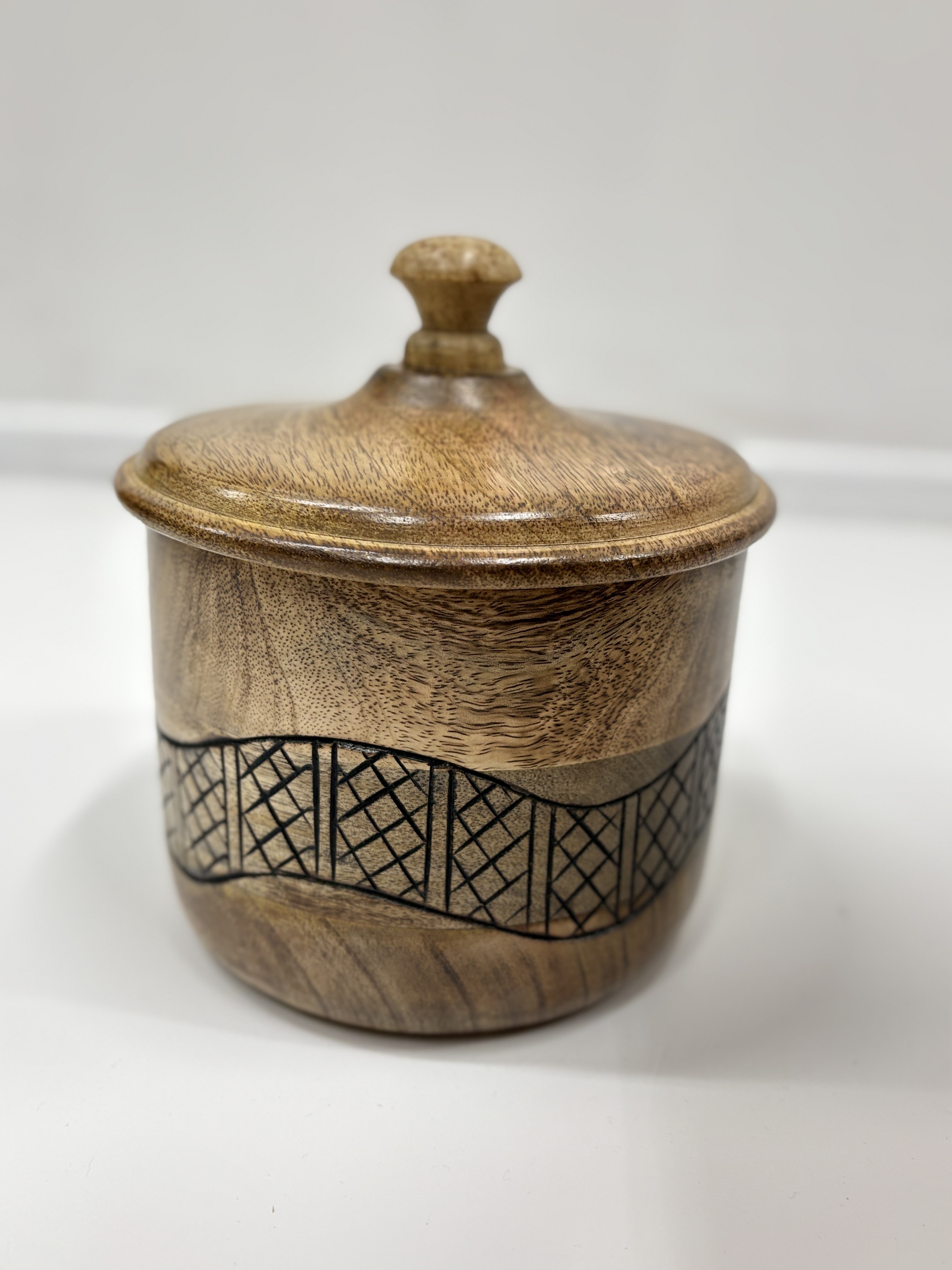 Банка резная, дерево манго, 15×15×18 см Банка резная, дерево манго, 15×15×18 см